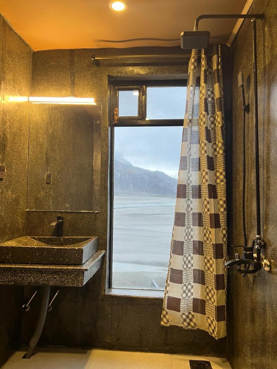Eat And Read Hotel Skardu Room photo