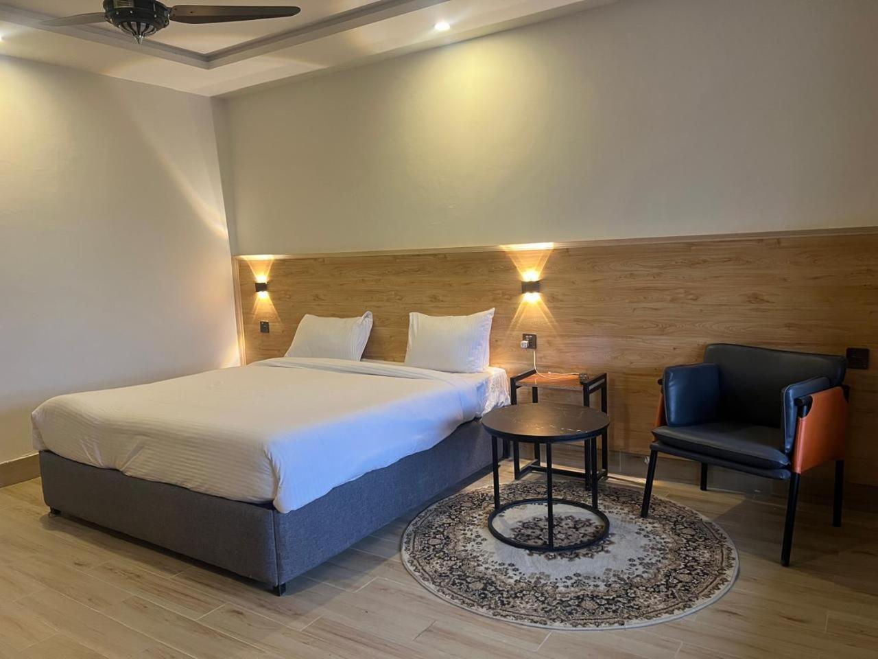 Eat And Read Hotel Skardu Room photo